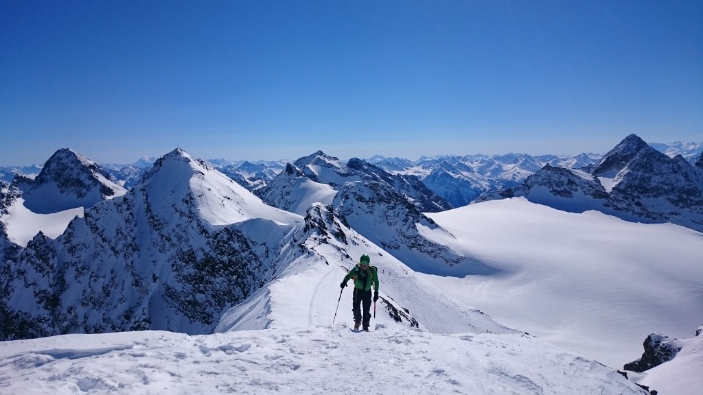 20150313 Silvretta 5 - Spilvrettahütte-Scheenglocke-Silvretrasee-Wirl-Kappl-Pitztal - 52 Subiendo al Scheenglocke (3223 m) detrás Pizz Buin y Silvrettahorn